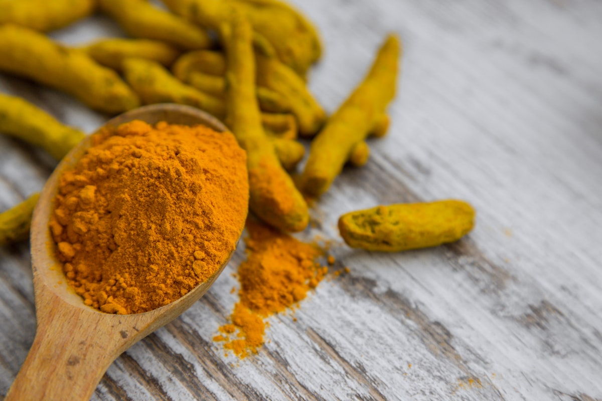 Riso con curcuma e verdure